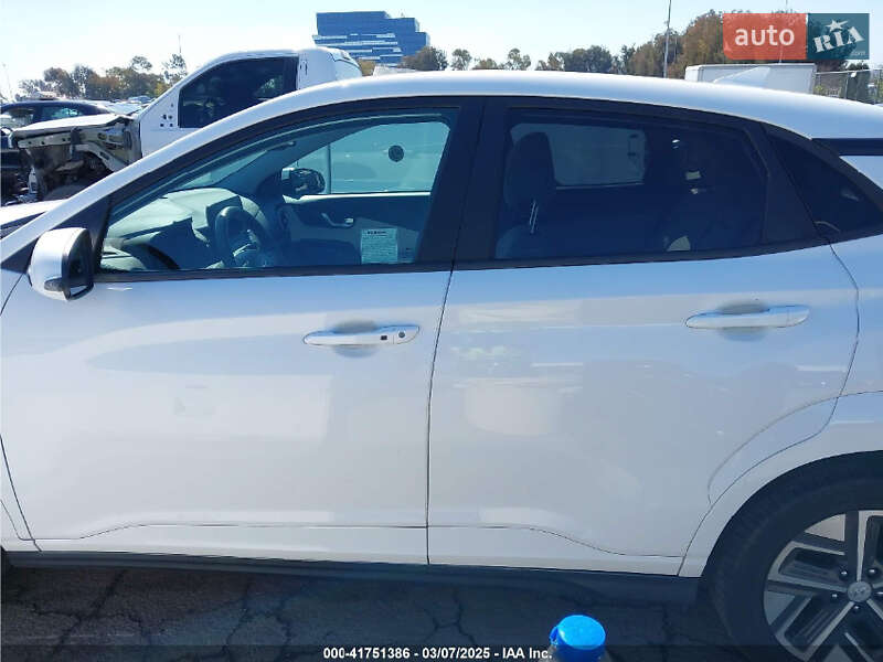 Внедорожник / Кроссовер Hyundai Kona Electric 2023 в 