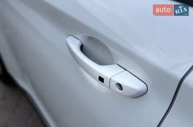Внедорожник / Кроссовер Hyundai Kona Electric 2019 в 