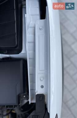 Внедорожник / Кроссовер Hyundai Kona Electric 2020 в 