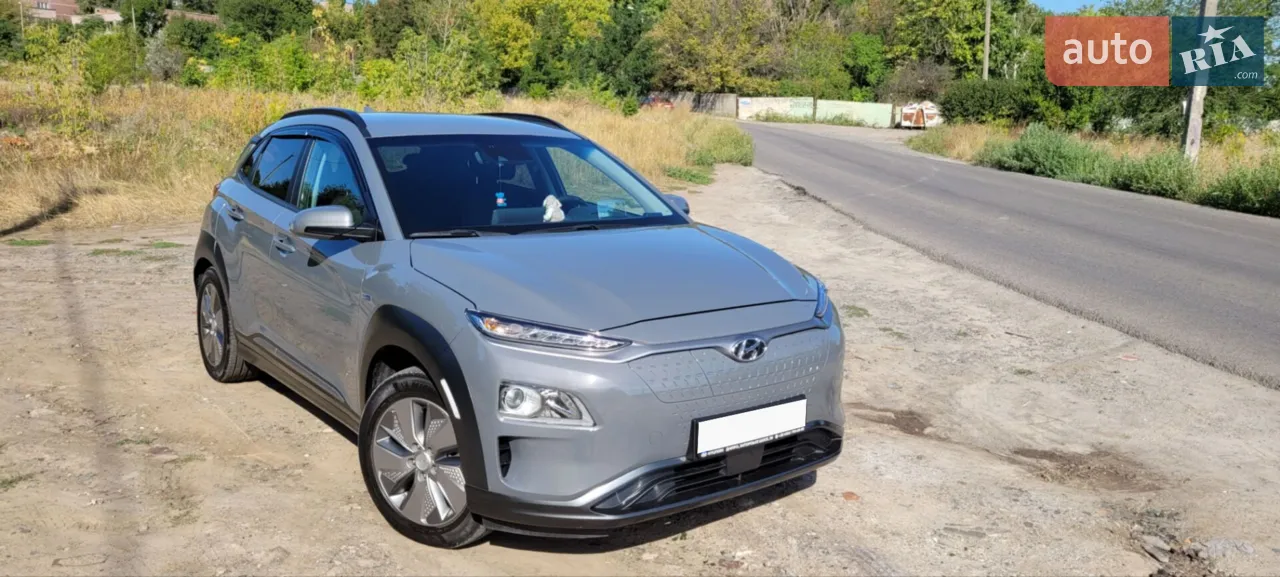 Автомобіль привезений з Франції у серпні 2024 року. Початок експлуатації - червень 2021 року. Після придбання, автомобіль в Україні поставлений на ОФІЦІЙНУ гарантію Hyundai до 06.2026, що підтверджує його пробіг та стан, відповідно до сервісних документів. Авто без ДТП, без проблем, все працює справно. Всі оновлення карт та мультимедіа встановлюються без проблем з офіційного сайту Hyundai Україна. Автомобіль має тепловий насос, камеру заднього огляду, проєкцію,  "сліпі" зони, активний круїз-контроль, а також всі системи допомоги водію, які доступні для даної моделі. Відсутні лише передні парктроніки, все інше - в наявності.  Додатково встановлено Led (у офіціалів), пневмоупори капота, є окремо придбана докатка. Комплекти резини зима та літо. По машині жодних зауважень, останній огляд 31.10.2025 - без рекомендацій (фото додав). Середні витрати в місті від 9 до 15 кВт, взимку до 18. Системи віддаленого керування Вluelink та MyHyunday -  обидві активовані та працюють,  аккаунт робочий. Заряджання від побутової розетки в гаражі, швидкісні - лише на трасах. Продаж не пов'язаний із станом авто. 