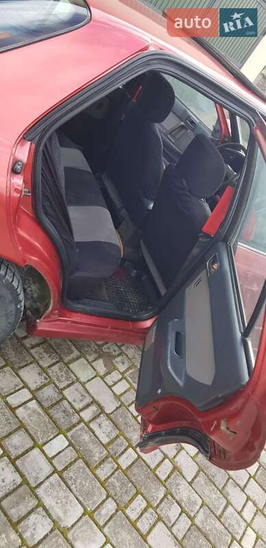 Седан Hyundai Lantra 1993 в Черновцах