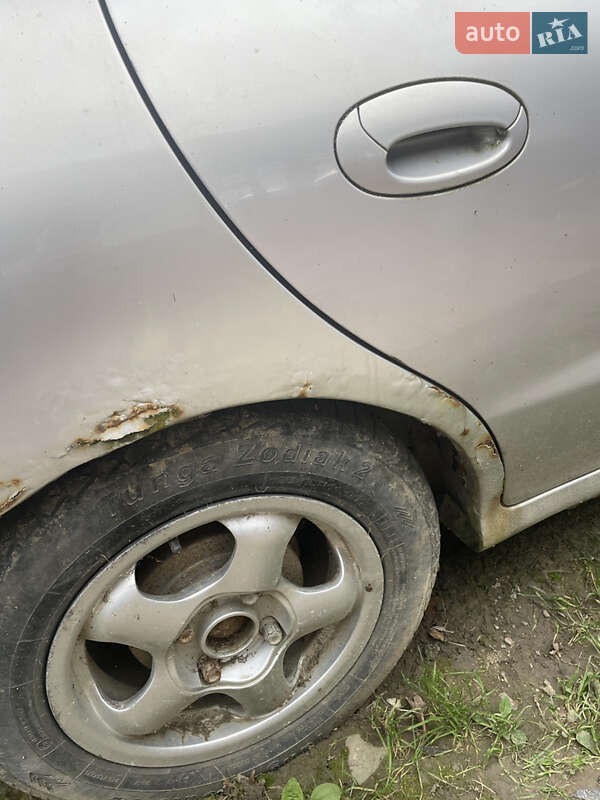 Седан Hyundai Lantra 1997 в Чернівцях