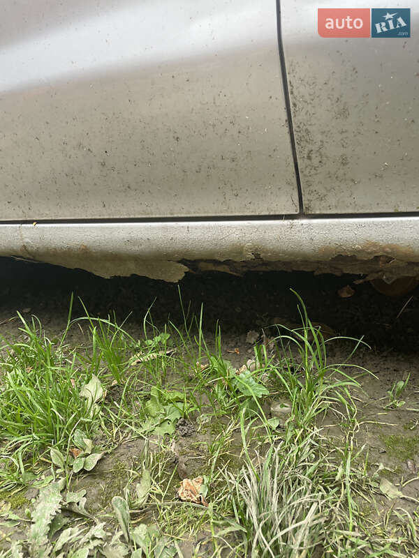 Седан Hyundai Lantra 1997 в Чернівцях