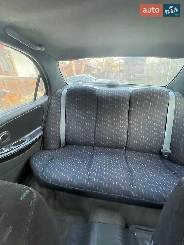 Седан Hyundai Lantra 1997 в Чернівцях