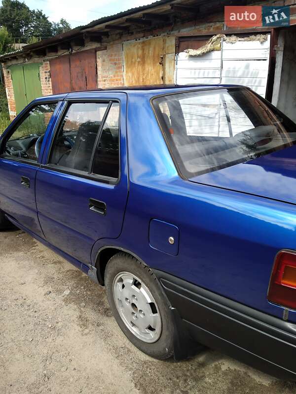 Седан Hyundai Pony 1992 в Ромнах