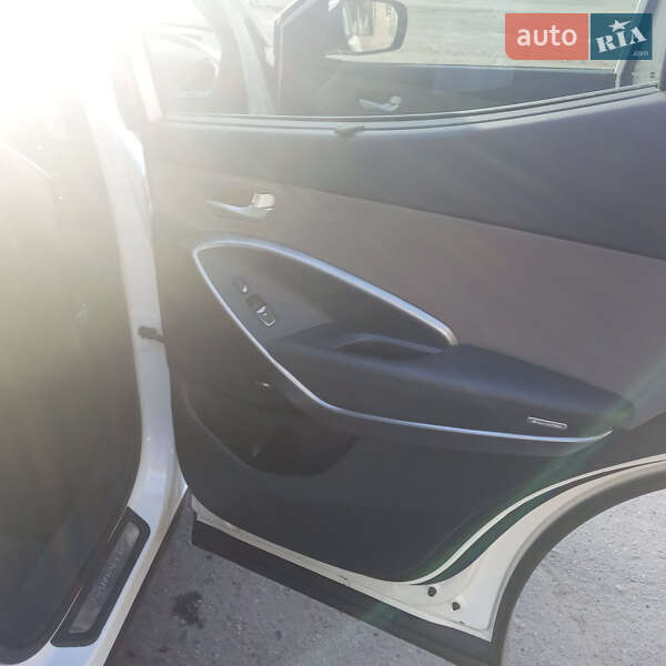 Позашляховик / Кросовер Hyundai Santa FE 2016 в Мені