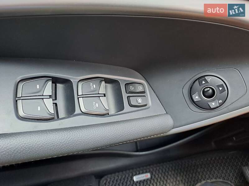 Позашляховик / Кросовер Hyundai Santa FE 2017 в Чорнобаї