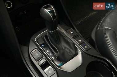 Внедорожник / Кроссовер Hyundai Santa FE 2016 в 