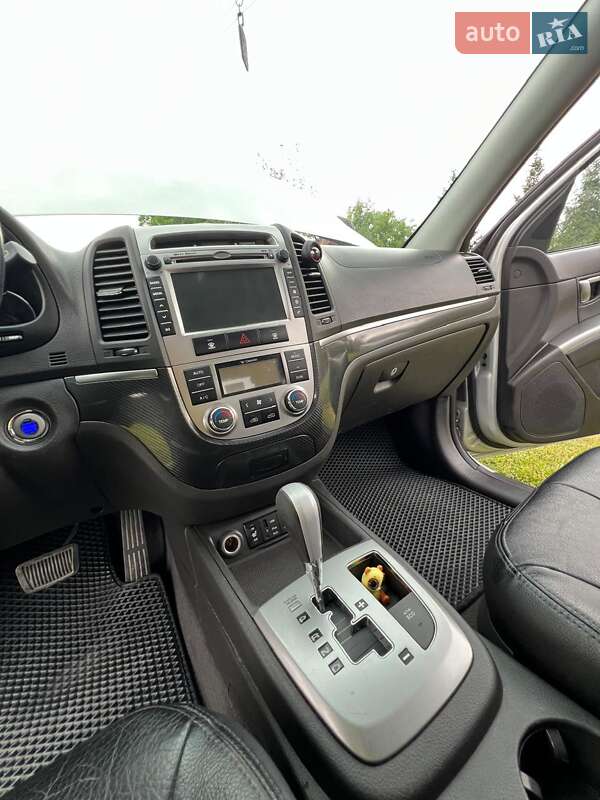 Позашляховик / Кросовер Hyundai Santa FE 2011 в Чернівцях