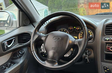 Внедорожник / Кроссовер Hyundai Santa FE 2005 в 
