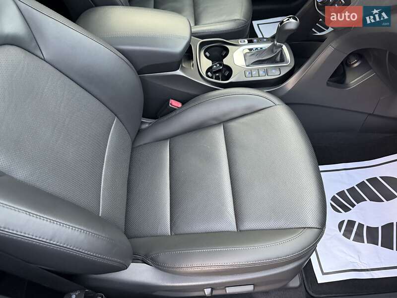 Внедорожник / Кроссовер Hyundai Santa FE 2016 в Гнивани
