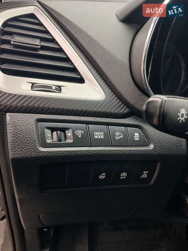 Позашляховик / Кросовер Hyundai Santa FE 2017 в Чорнобаї