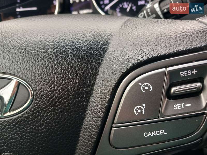 Позашляховик / Кросовер Hyundai Santa FE 2017 в Чорнобаї