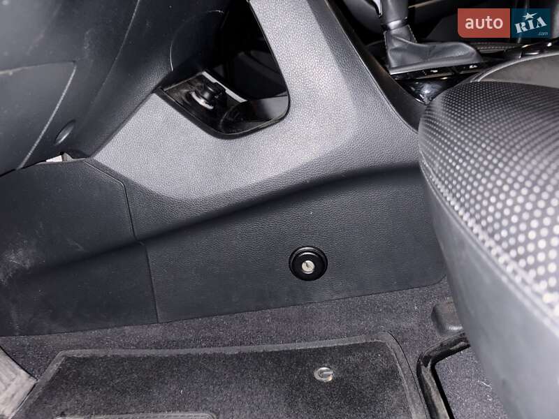 Внедорожник / Кроссовер Hyundai Santa FE 2016 в Киеве