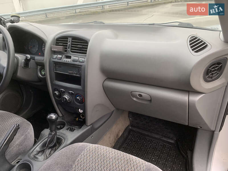 Внедорожник / Кроссовер Hyundai Santa FE 2003 в Киеве