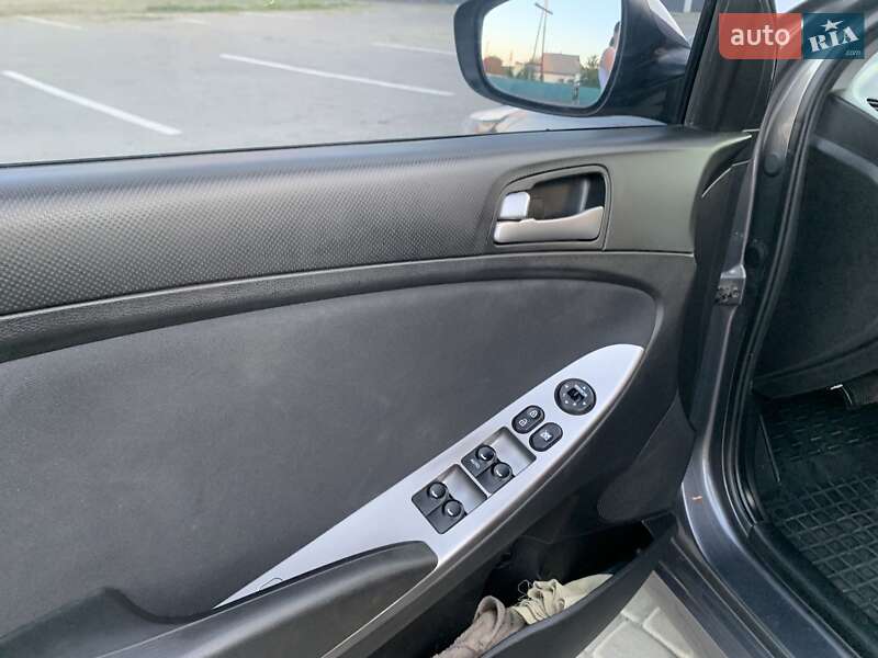 Седан Hyundai Solaris 2015 в Козельщине