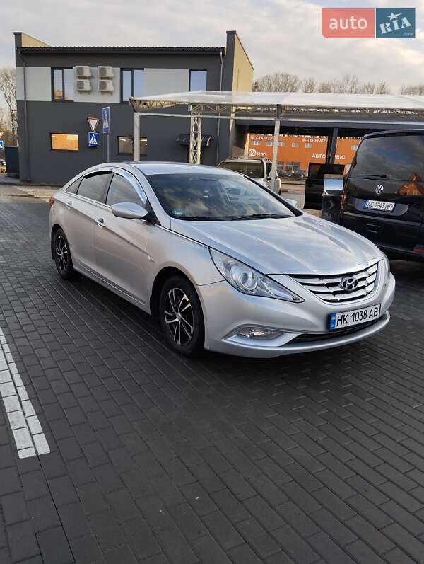 Седан Hyundai Sonata 2011 в Рованцях