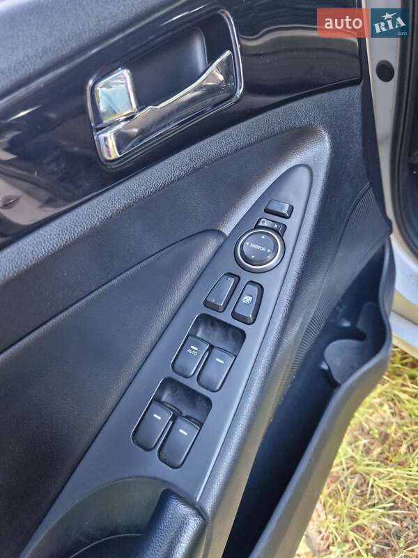 Седан Hyundai Sonata 2010 в Ромнах