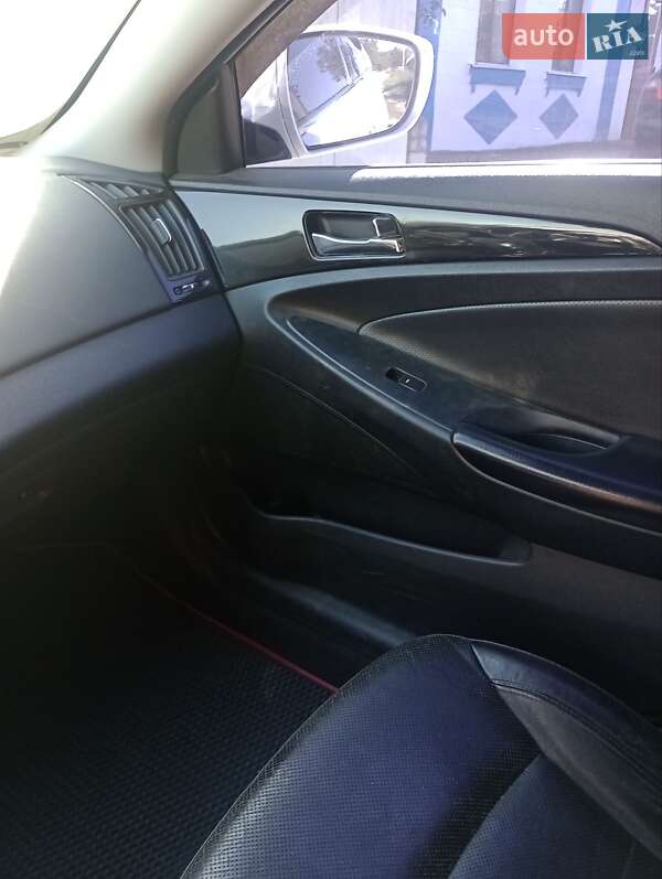 Седан Hyundai Sonata 2010 в Новоархангельске