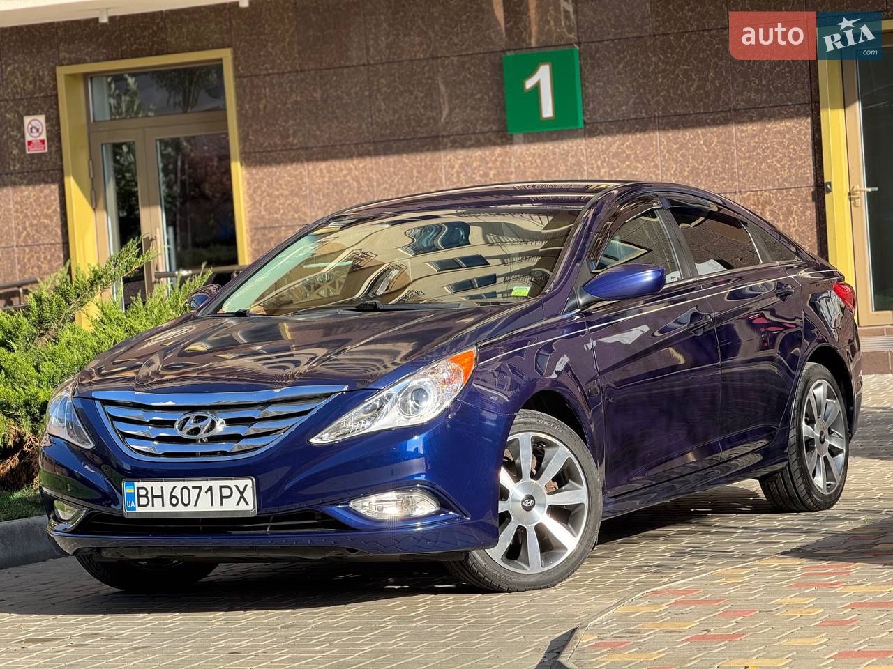У продажу Hyundai Sonata 2013 року.
Рідний пробіг.
Чудовий технічний та візуальний стан.
Гарний технічний та візуальний стан.
Жодних зауважень по роботі двигуна, коробці та ходовій частині.
Гарний стан салону та чудова комплектація, а саме:
- ГБО.
- Клімат-контроль.
- Парктроніки.
- Мульти-кермо.
- Електро-регулювання сидінь.
- Підігрів сидінь.
- Bluetooth.
- Датчик світла.
- Датчик дощу.

Більш детальну інформацію дізнавайтесь за телефоном.
Можливо придбати в Лізинг.
Готов до перевірок на будь-якій СТО.