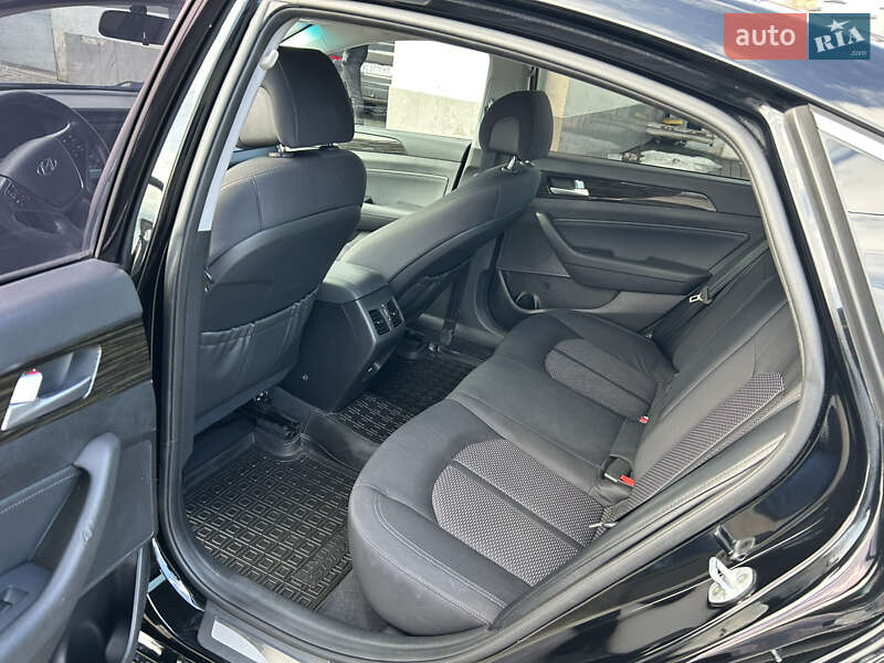 Седан Hyundai Sonata 2016 в Дрогобыче