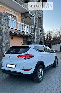 Внедорожник / Кроссовер Hyundai Tucson 2016 в 