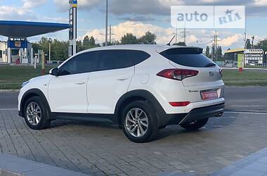 Внедорожник / Кроссовер Hyundai Tucson 2015 в 