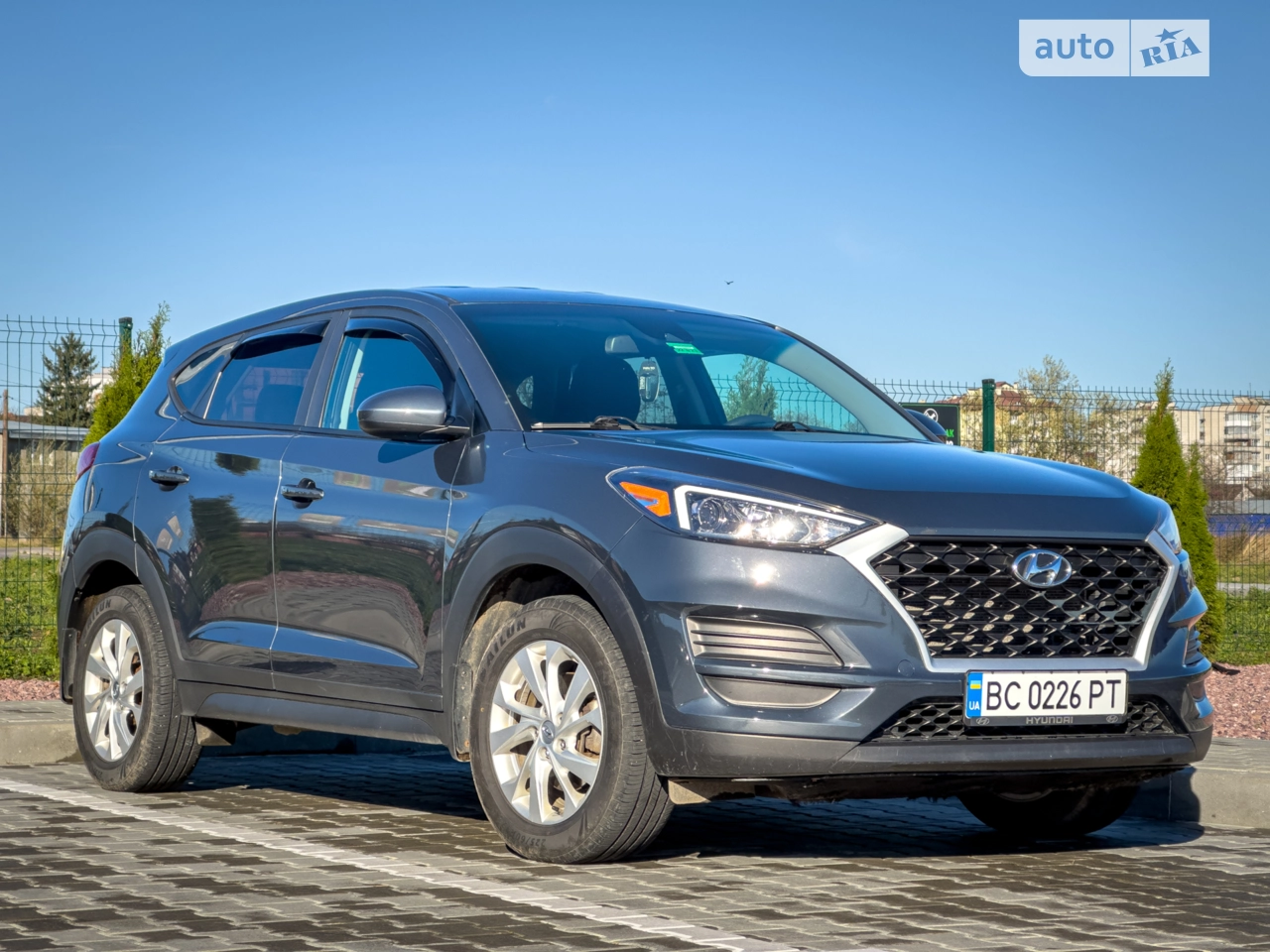 Авто мало МІНІМАЛЬНІ ПОШКОДЖЕННЯ у США (він код відкритий можете переглянути);
Подушки не стріляні;
Масла, фільтра замінені; 
Ходова, мотор  в ідеальному стані,

У машині  є: система допомоги при спуску з гори;
Кнопка AUTO HOLD (не потрібно на кожному світлофорі тримати тормоз);
Sport режим;
Датчик світла;
Датчик рівня омиваючої рідини; 
Датчик втоми водія;
Контроль смуги;
Система Distronic;
Датчик тиску в шинах;

2 комплекти шин зима/літо

