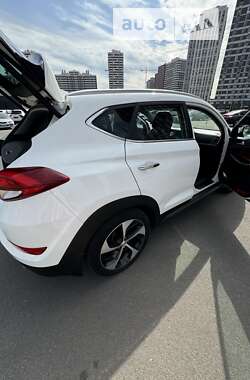 Внедорожник / Кроссовер Hyundai Tucson 2016 в 