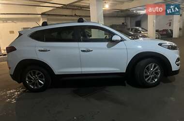 Внедорожник / Кроссовер Hyundai Tucson 2016 в 