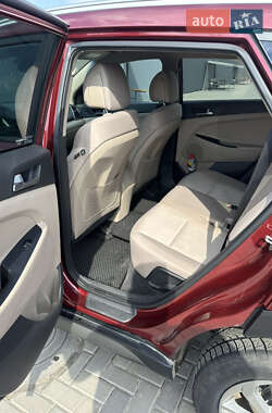 Внедорожник / Кроссовер Hyundai Tucson 2016 в 