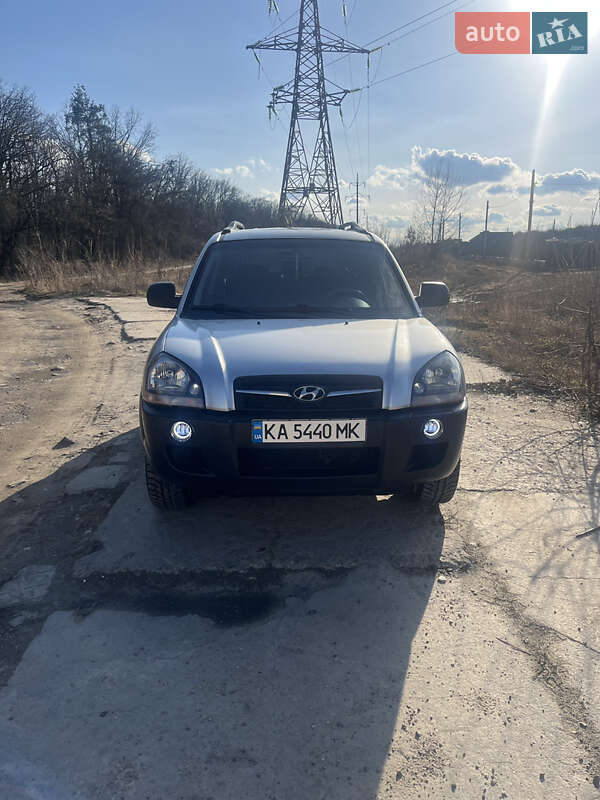 Внедорожник / Кроссовер Hyundai Tucson 2011 в 