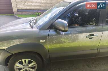 Внедорожник / Кроссовер Hyundai Tucson 2011 в 