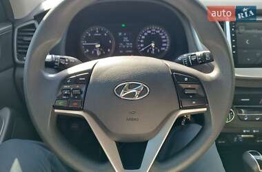 Внедорожник / Кроссовер Hyundai Tucson 2015 в 
