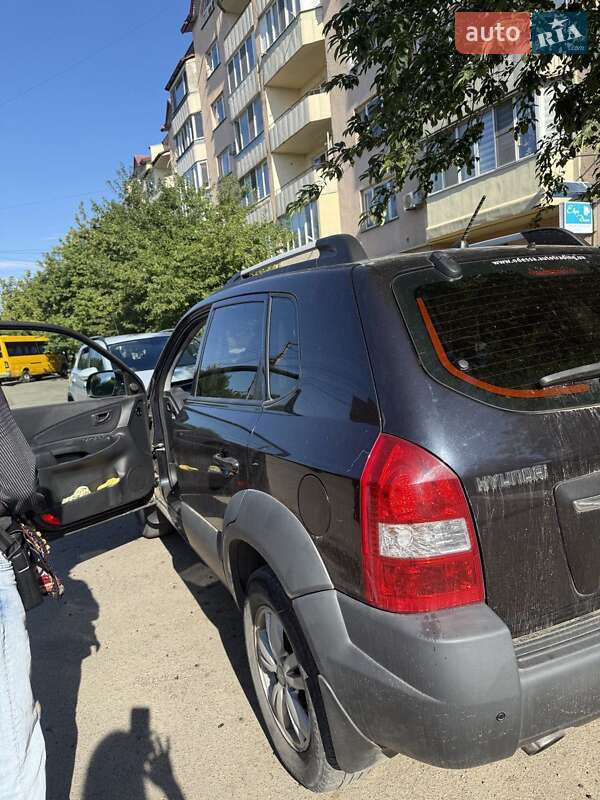 Внедорожник / Кроссовер Hyundai Tucson 2012 в 