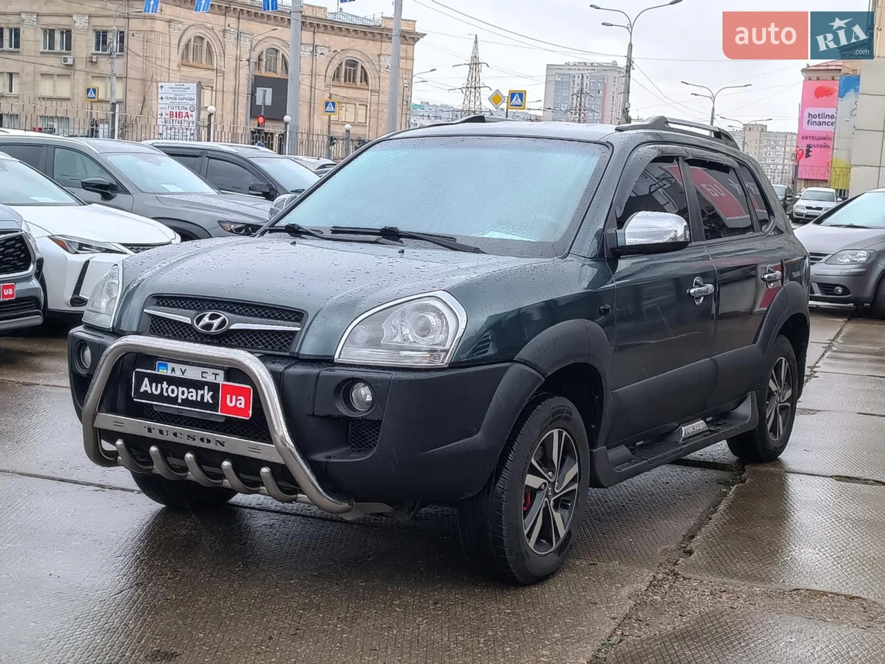 Код товара: 72539

Можливий обмін на будь-яке авто (Trade-in), питання з обміну виключно за телефоном.
Компанія "Автопарк" гарантує професійний супровід угоди та її безпеку.

Надаємо кредит та лізинг на вигідних умовах. Можливе дострокове погашення.

Повну інформацію дивіться у нас на сайті.

Hyundai Tucson у продажу, 2011 року випуску. Офіційний автомобіль, по кузову хороший стан, корозії немає, є косметика місцями, шпаклівки немає. Оснащений бензиновим двигуном 2.0 л., механічною коробкою передач та системою переднього приводу. Текстильний салон, мультимедіа андроїд, камера заднього виду, скло-підйомники, клімат, підігрів сидінь та інше. Встановлено гарну гуму на R-16 дисках. З технічного боку автомобіль повністю обслужений та готовий до перевірок на СТО. Запрошуємо Вас на тест-драйв у нашому Автосалоні Autopark.