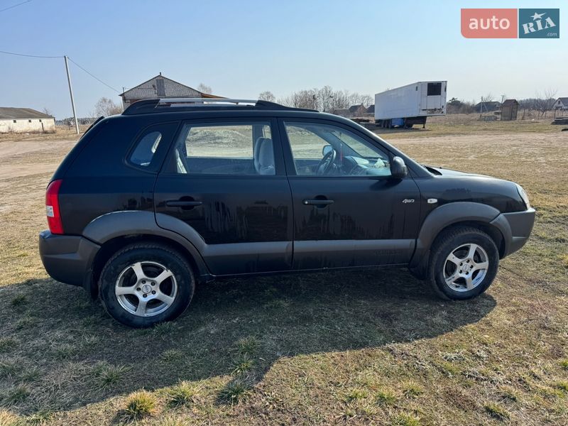 Внедорожник / Кроссовер Hyundai Tucson 2004 в Старой Выжевке