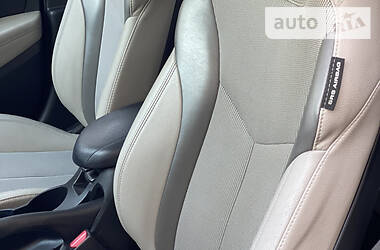 Хэтчбек Hyundai Veloster 2012 в 