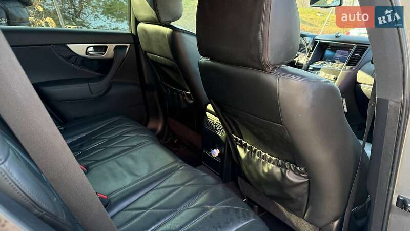 Позашляховик / Кросовер Infiniti FX 30 2011 в Южному