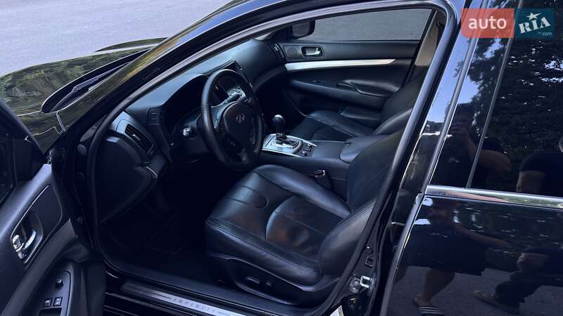 Седан Infiniti G25 2010 в Хмельнике