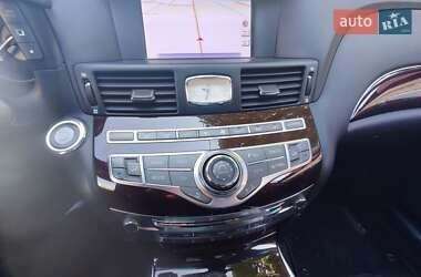 Седан Infiniti M25 2012 в 