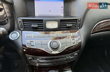 Седан Infiniti M25 2012 в 