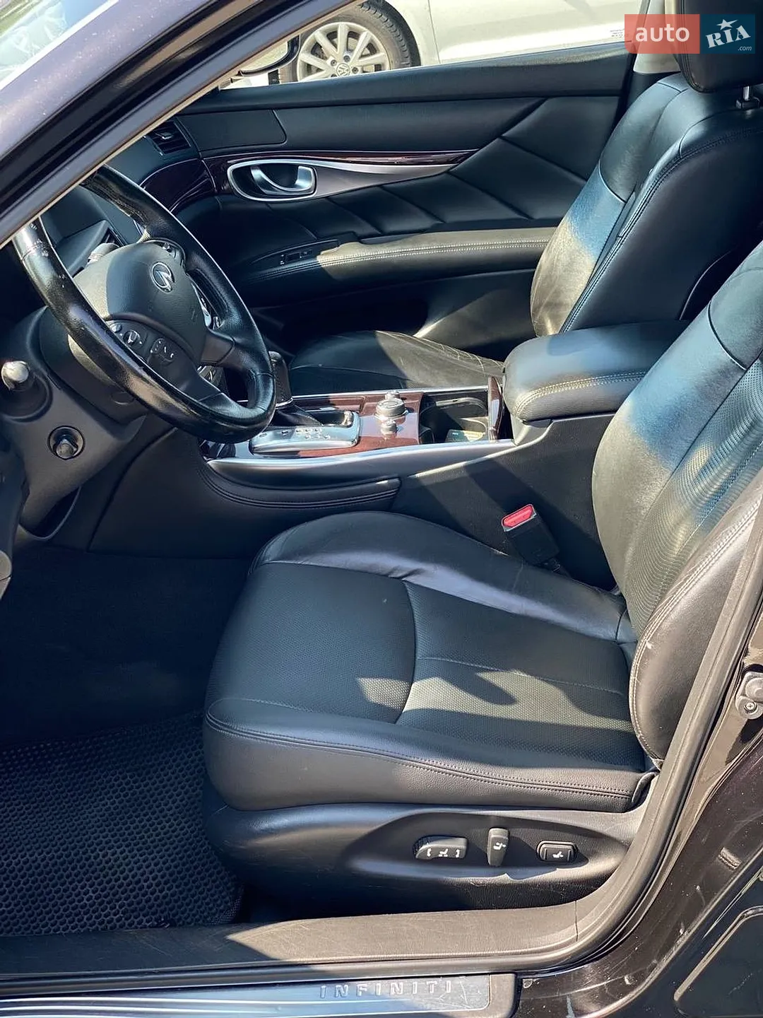 2011 Infiniti M - мініатюра 22