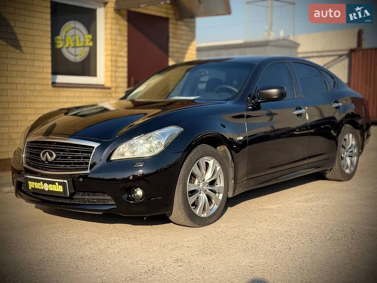 Infiniti M25 2012