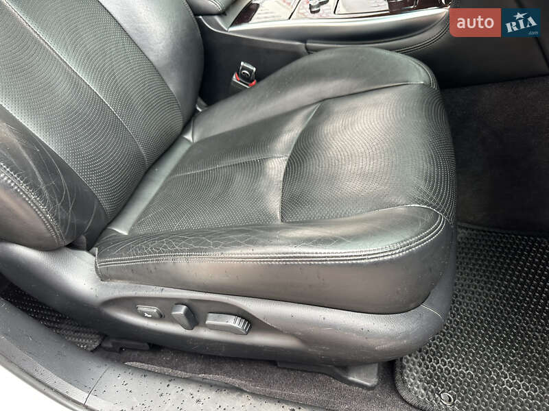 Седан Infiniti M37 2013 в Ивано-Франковске