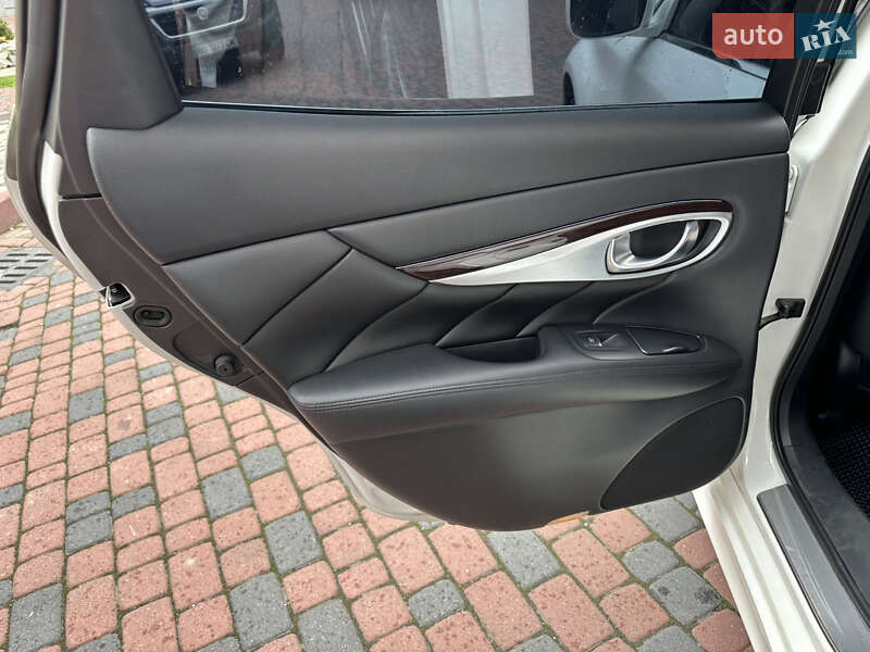 Седан Infiniti M37 2013 в Ивано-Франковске