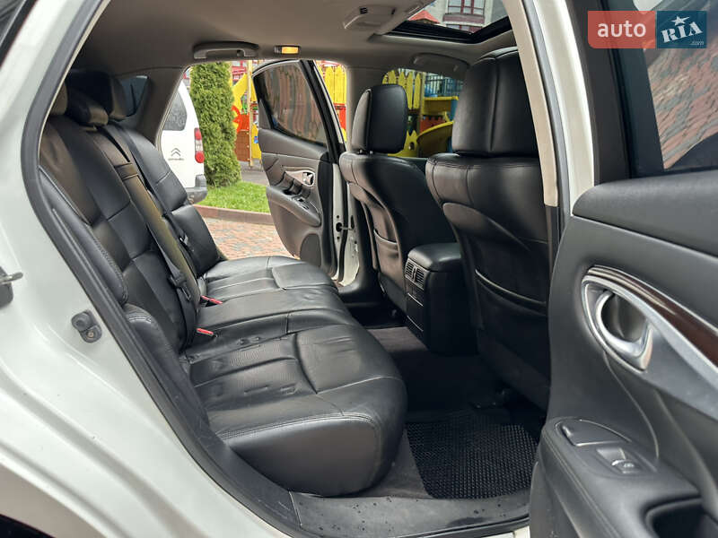 Седан Infiniti M37 2013 в Ивано-Франковске