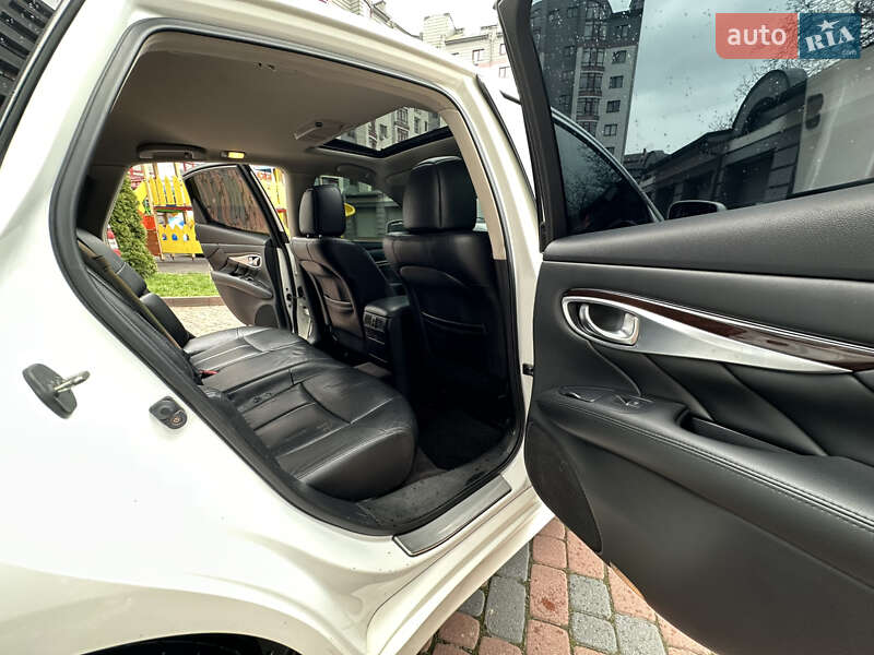 Седан Infiniti M37 2013 в Ивано-Франковске