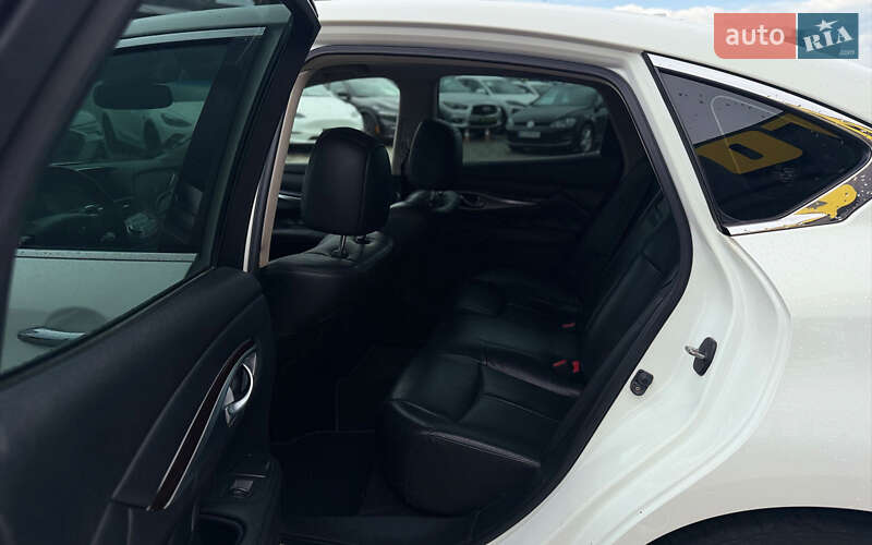 Седан Infiniti M37 2010 в Мукачевому