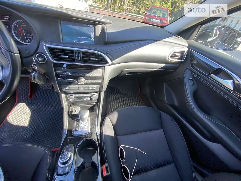 Позашляховик / Кросовер Infiniti Q30 2016 в Звягелі
